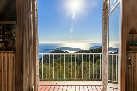 Ferme en pierre surplombant la mer et le village - 3