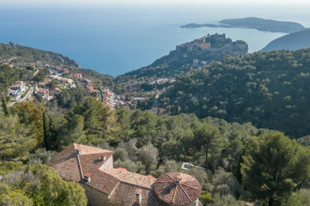 Ferme en pierre surplombant la mer et le village - 2