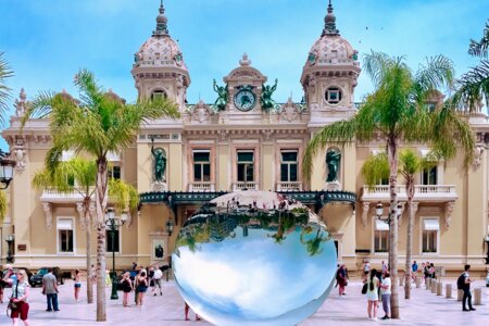 Знакомство с увлекательной историей казино Монте-Карло: от небольшого игорного зала до культового туристического направления