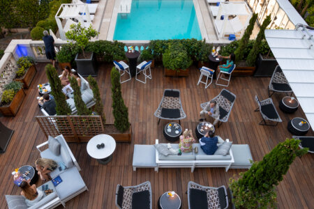 Отправьтесь в завораживающее летнее путешествие: откройте изысканный латиноамериканский лаундж в отеле Metropole Monte-Carlo