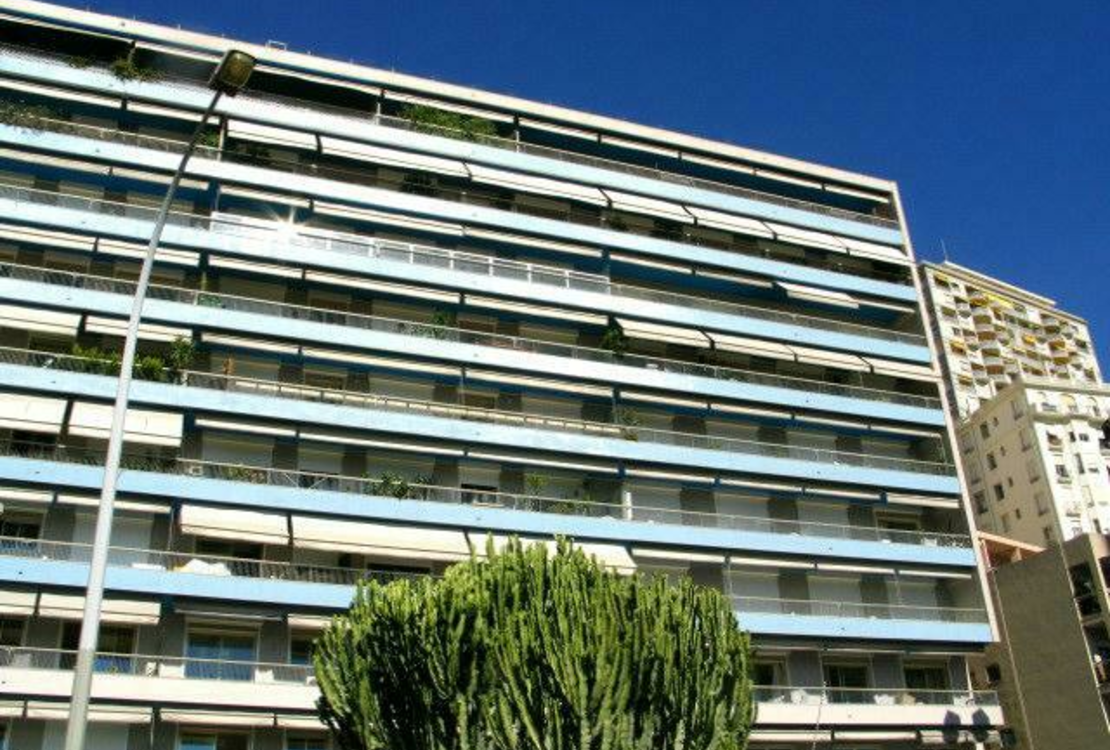 Trocadéro – Grand 2/3 pièces rénové avec vue mer, résidence avec concierge