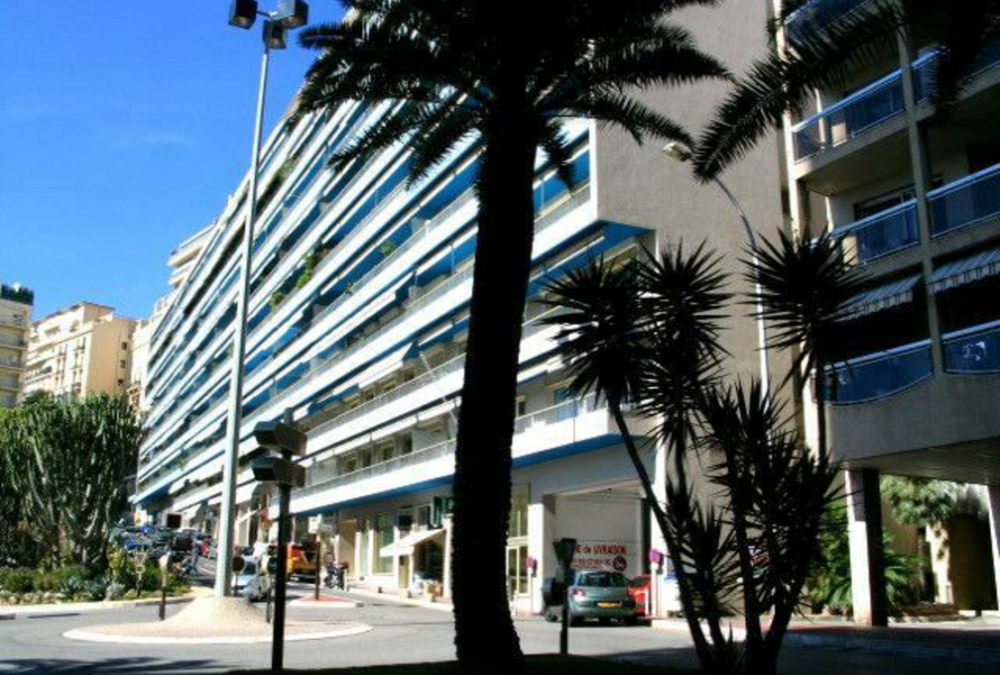 Trocadéro – Grand 2/3 pièces rénové avec vue mer, résidence avec concierge