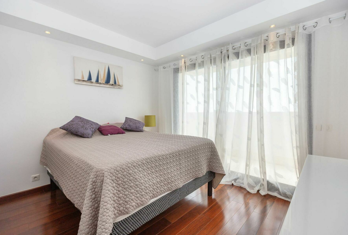 Moderne Villa mit Panoramablick auf das Meer in privater Domäne in Antibes