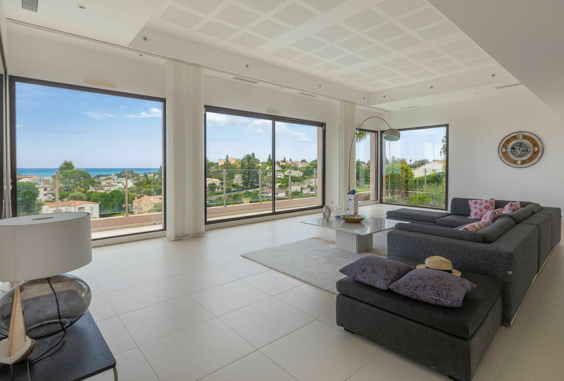 Moderne Villa mit Panoramablick auf das Meer in privater Domäne in Antibes