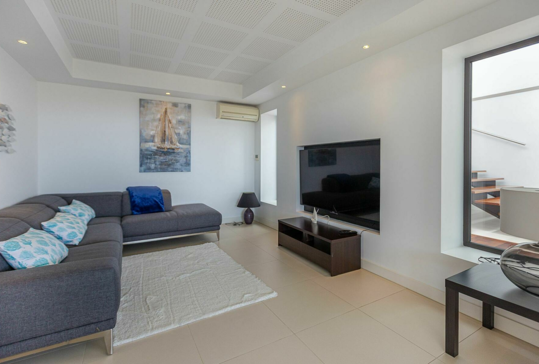 Moderne Villa mit Panoramablick auf das Meer in privater Domäne in Antibes