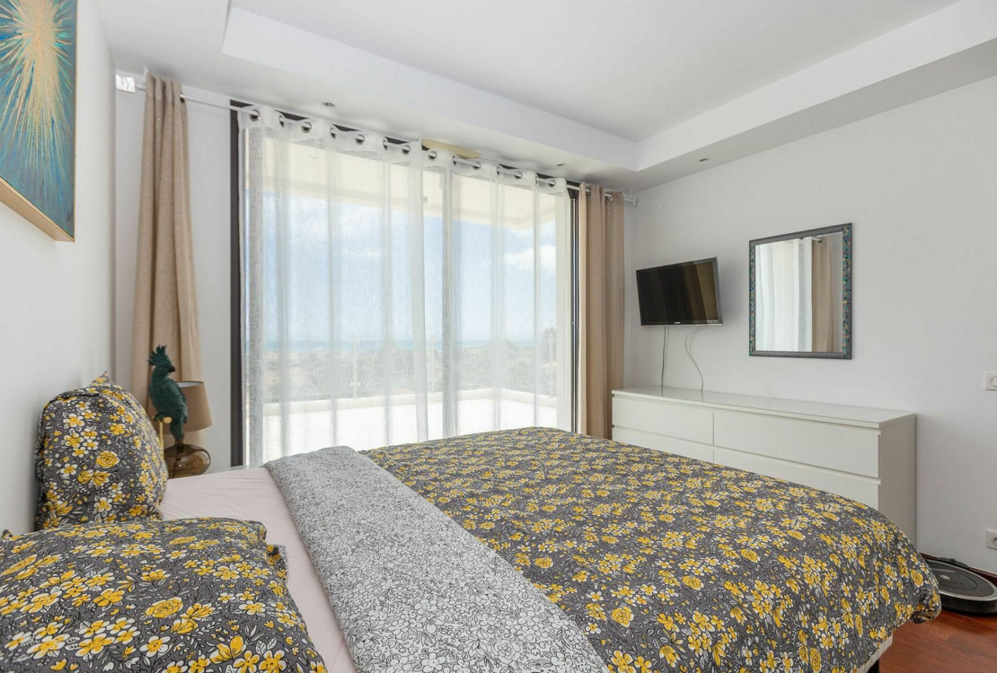 Moderne Villa mit Panoramablick auf das Meer in privater Domäne in Antibes