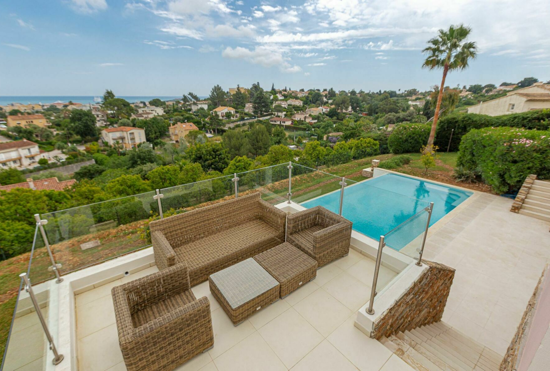 Moderne Villa mit Panoramablick auf das Meer in privater Domäne in Antibes