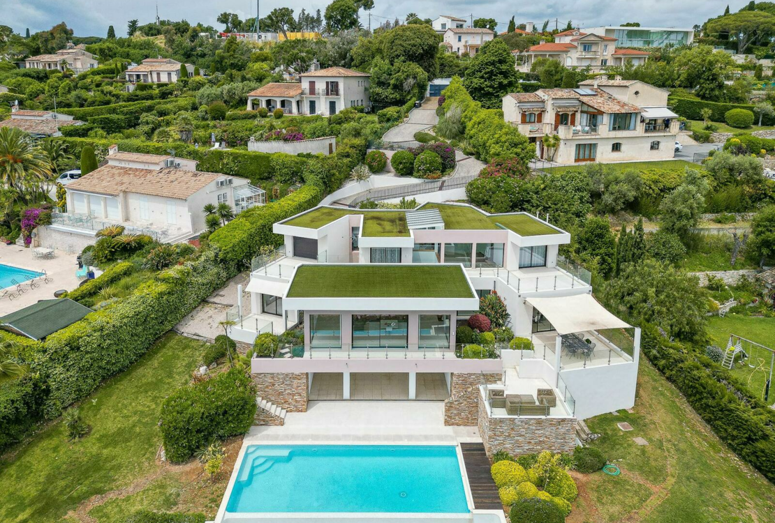 Moderne Villa mit Panoramablick auf das Meer in privater Domäne in Antibes