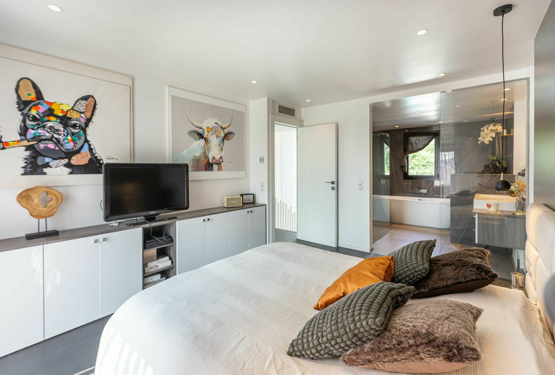 Contemporary 5 Bedrooms Villa in Biot