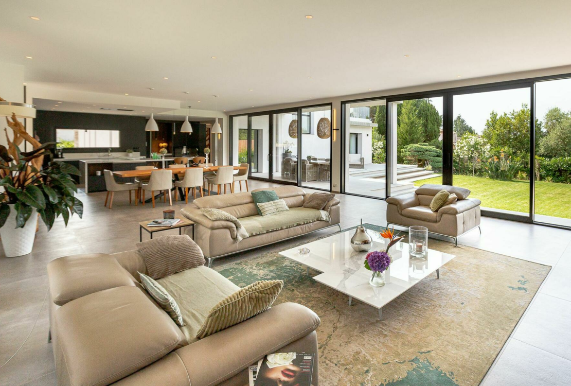 Contemporary 5 Bedrooms Villa in Biot