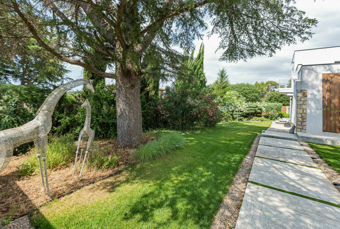 Contemporary 5 Bedrooms Villa in Biot