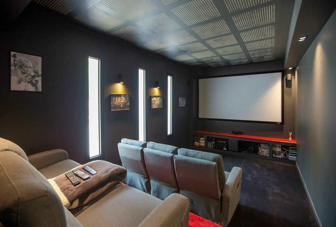 Contemporary 5 Bedrooms Villa in Biot