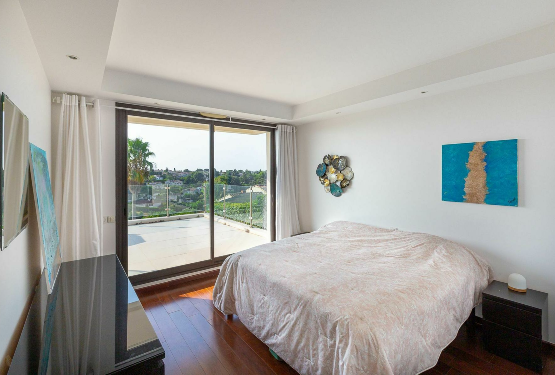 Moderne Villa mit Panoramablick auf das Meer in privater Domäne in Antibes