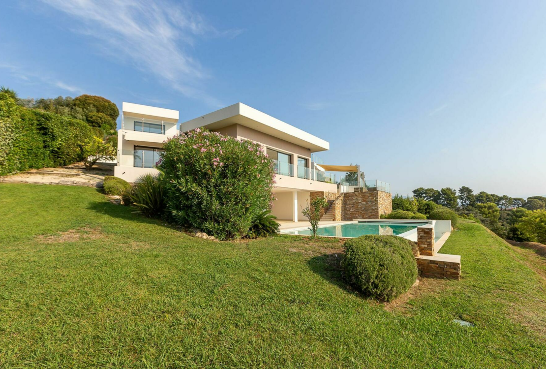 Moderne Villa mit Panoramablick auf das Meer in privater Domäne in Antibes