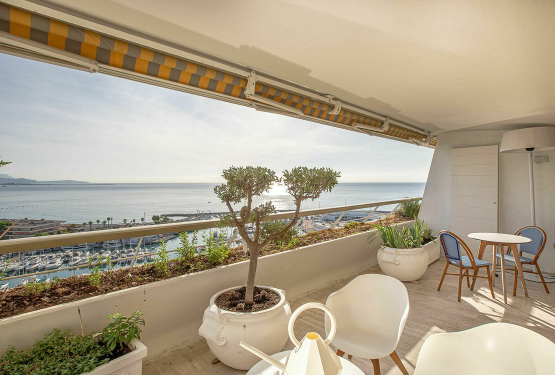 Two bedroom sea view apartment in Marina Baie des Anges