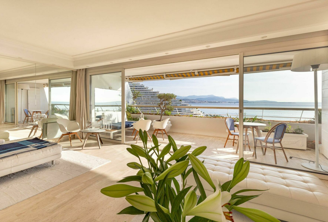 Two bedroom sea view apartment in Marina Baie des Anges