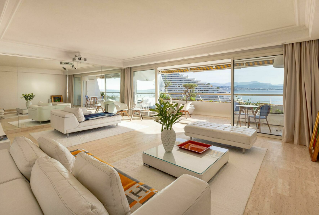 Two bedroom sea view apartment in Marina Baie des Anges