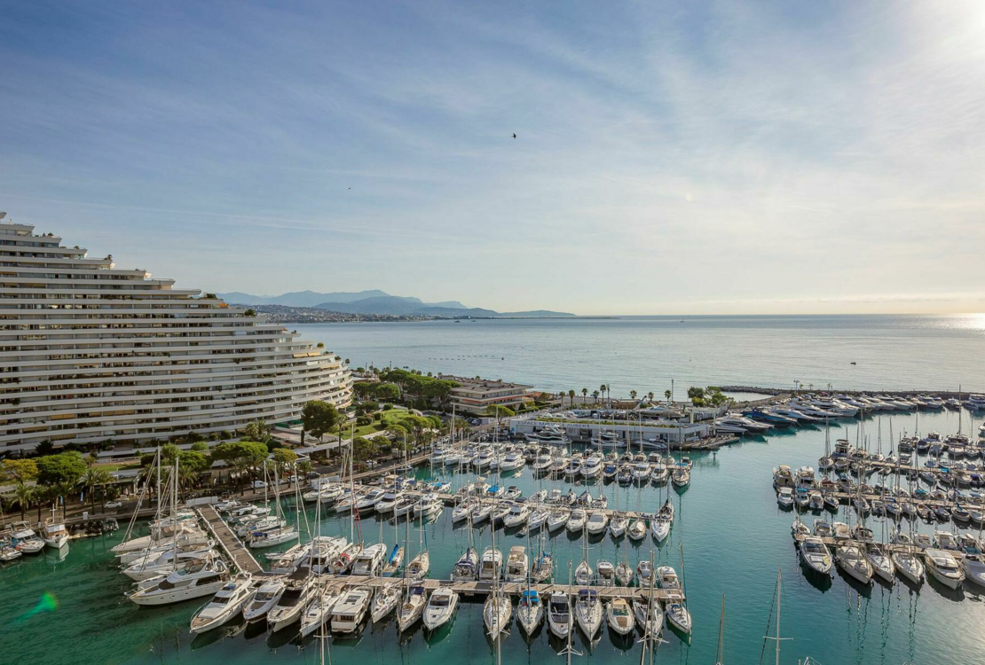 Two bedroom sea view apartment in Marina Baie des Anges
