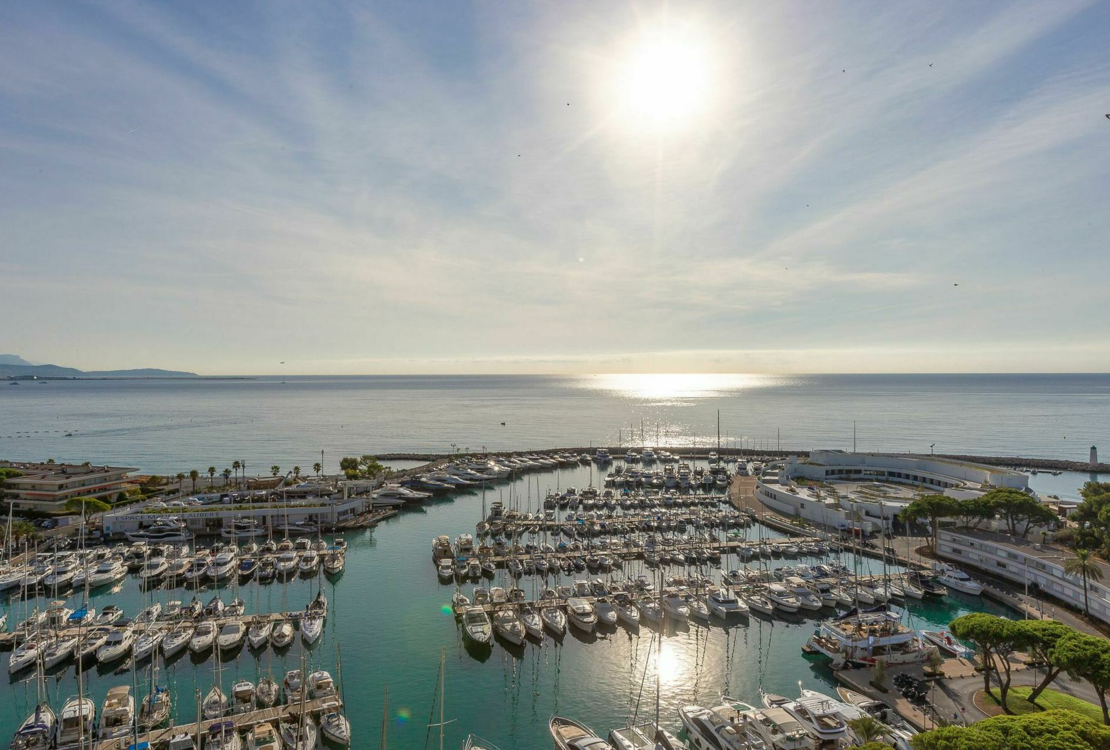 Two bedroom sea view apartment in Marina Baie des Anges