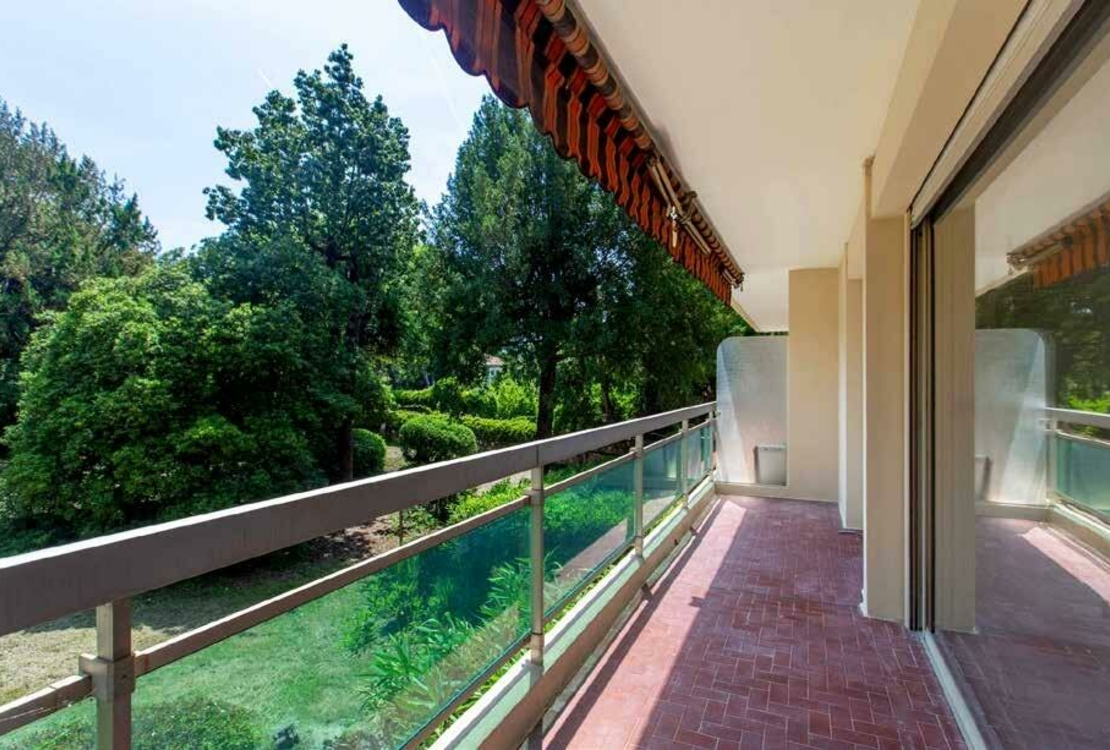 Nice Cimiez – Renovated 4-Room Apartment with Terrace & Garage