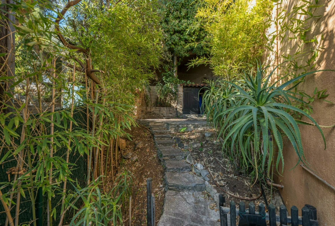 Charming 3-Room House with Breathtaking Sea Views