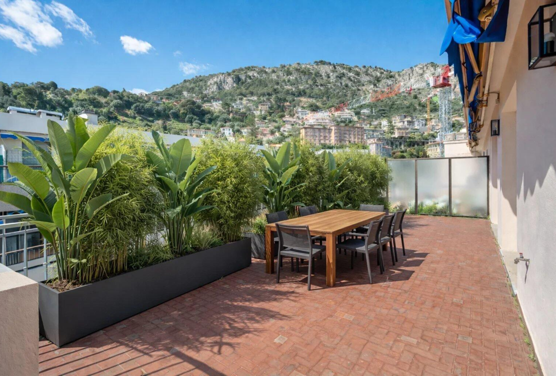 BEAULIEU-SUR-MER – Appartement 2 chambres au dernier étage – Vue sur la mer