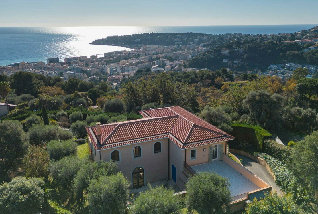 Средиземноморская вилла с панорамным видом в Ментоне