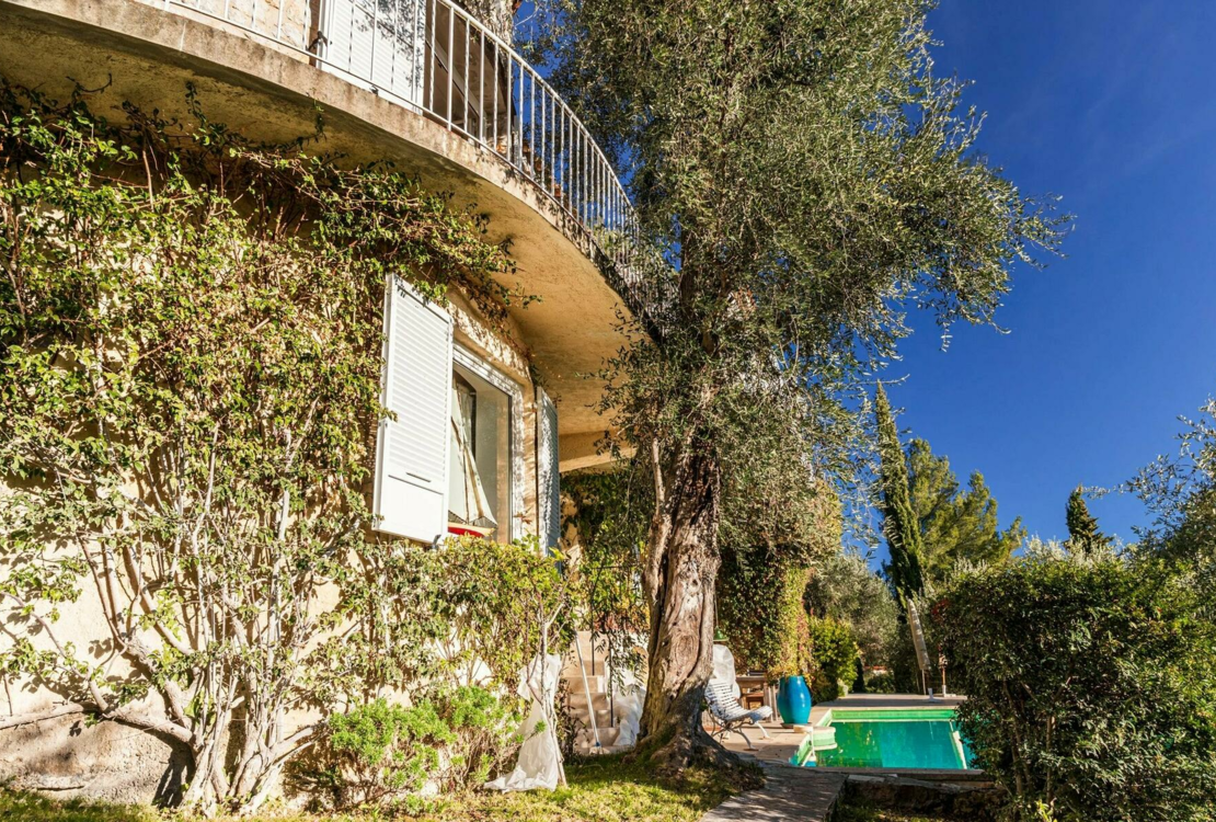 Ferme en pierre surplombant la mer et le village