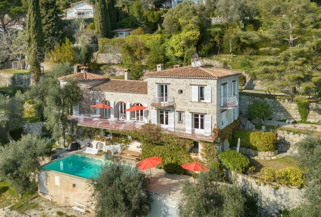 Ferme en pierre surplombant la mer et le village