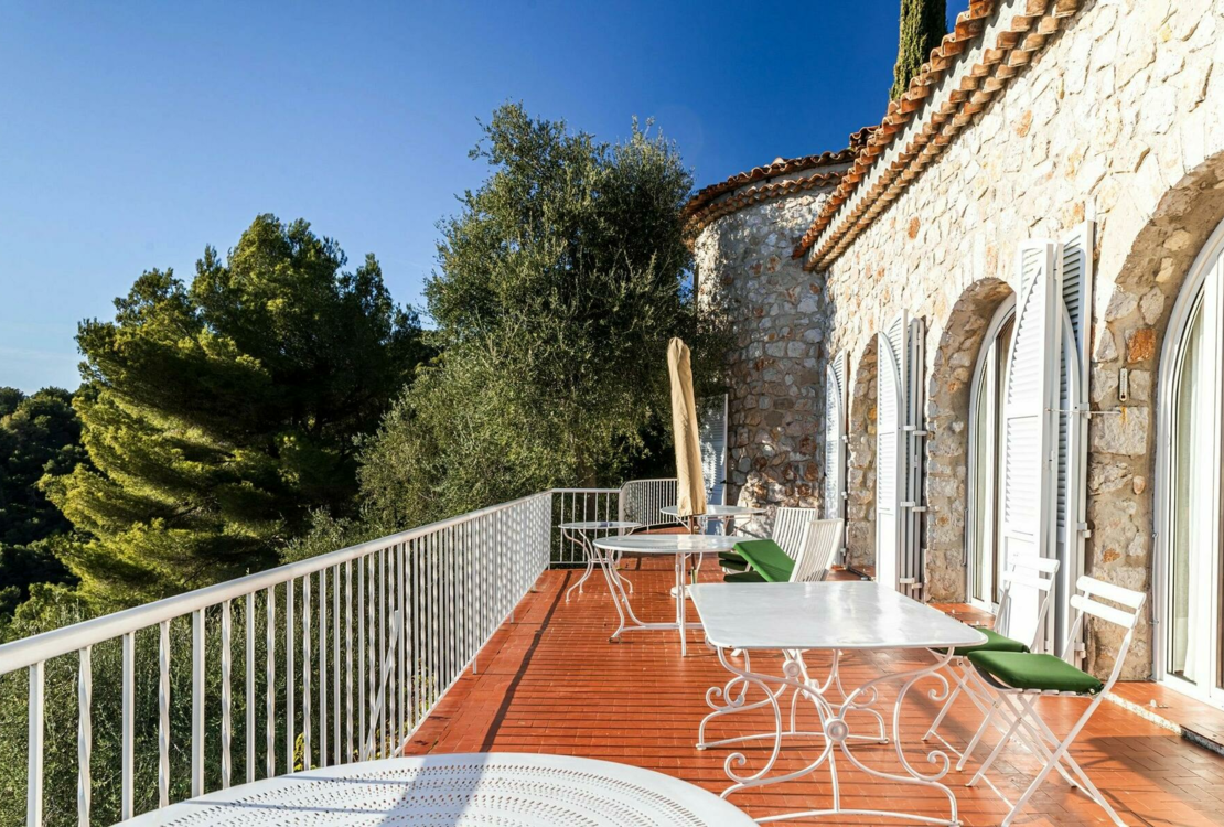 Ferme en pierre surplombant la mer et le village