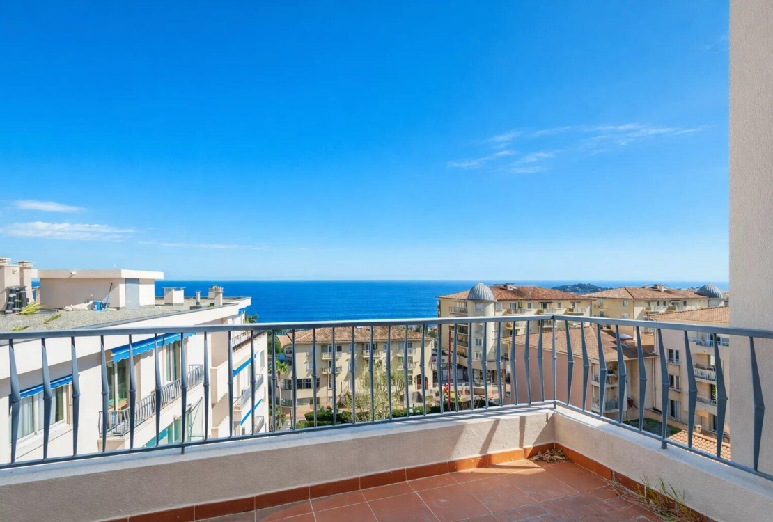 BEAULIEU-SUR-MER – Appartement 2 chambres au dernier étage – Vue sur la mer