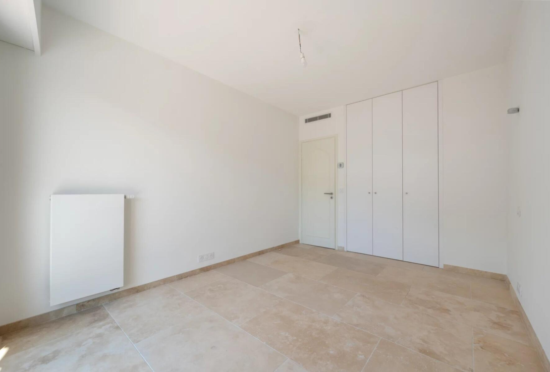 BEAULIEU-SUR-MER – Appartement 2 chambres au dernier étage – Vue sur la mer