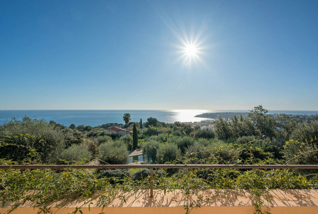 Средиземноморская вилла с панорамным видом в Ментоне