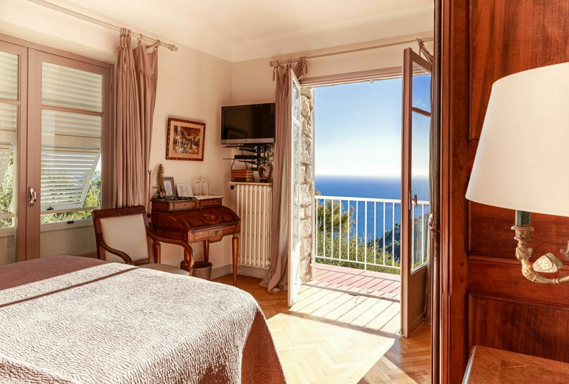 Ferme en pierre surplombant la mer et le village