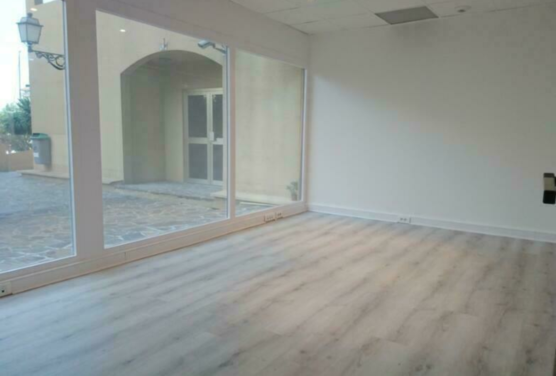 Le Titien – Office with Display Window