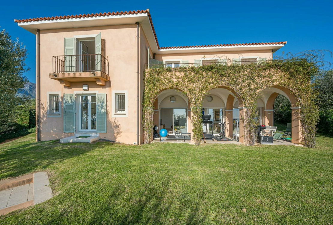 Средиземноморская вилла с панорамным видом в Ментоне