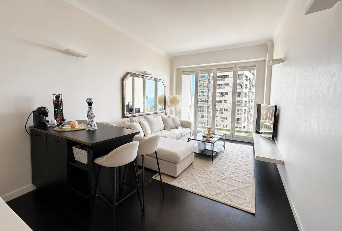 Elegant furnished 2-bedroom apartment with terrace and stunning sea view