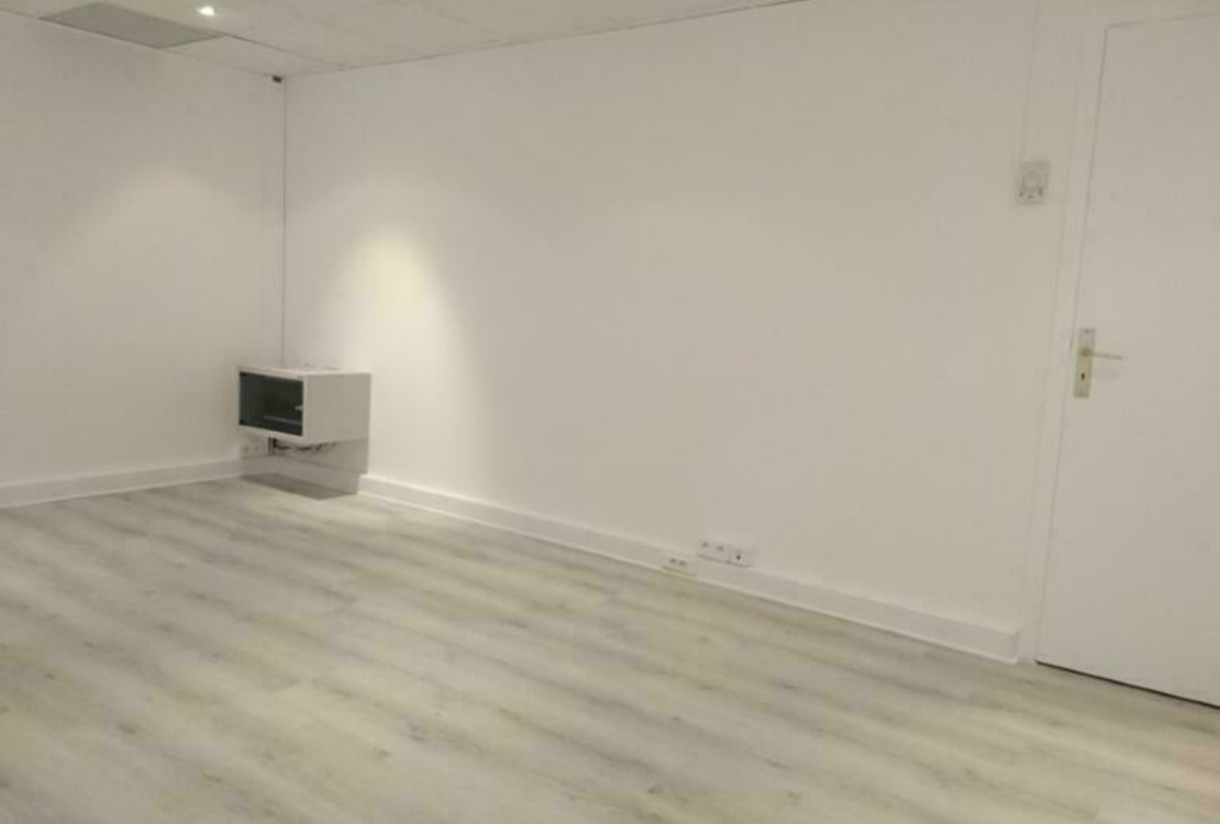 Le Titien – Office with Display Window