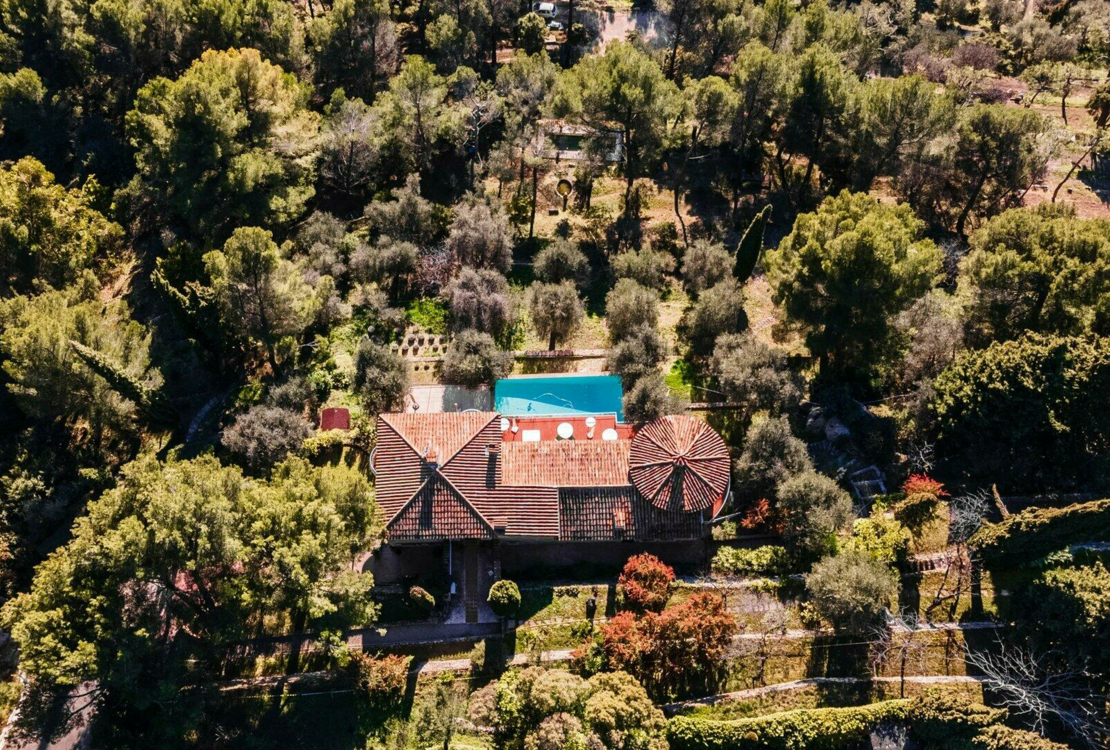 Ferme en pierre surplombant la mer et le village