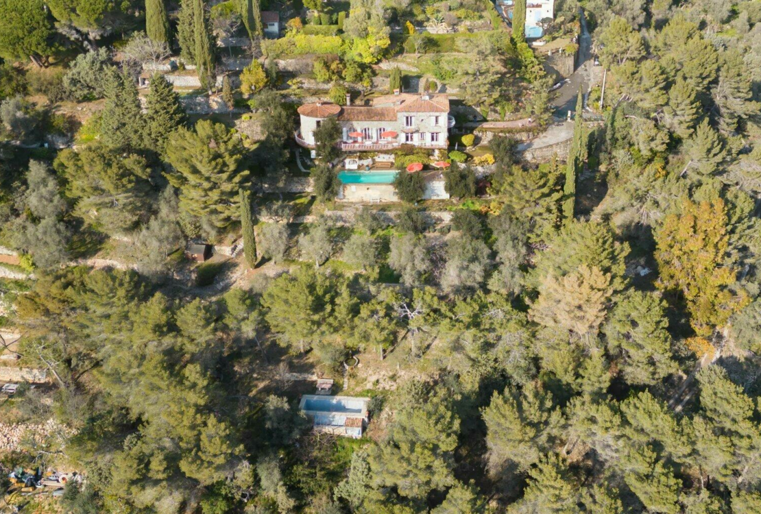 Ferme en pierre surplombant la mer et le village