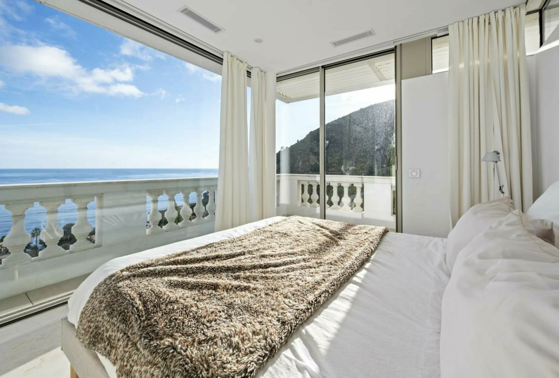 Contemporary villa with sea view