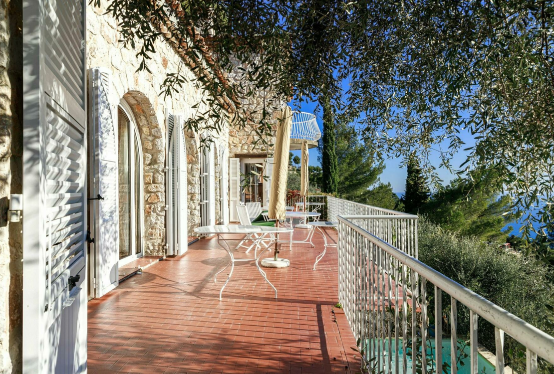 Ferme en pierre surplombant la mer et le village