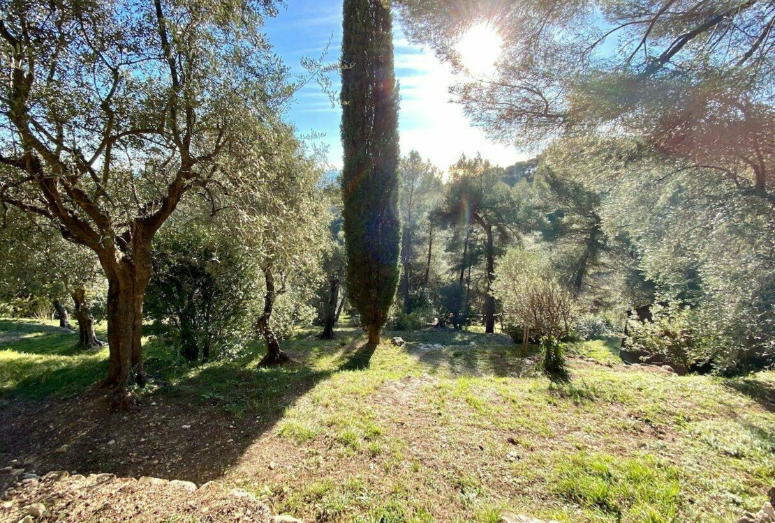 Ferme en pierre surplombant la mer et le village