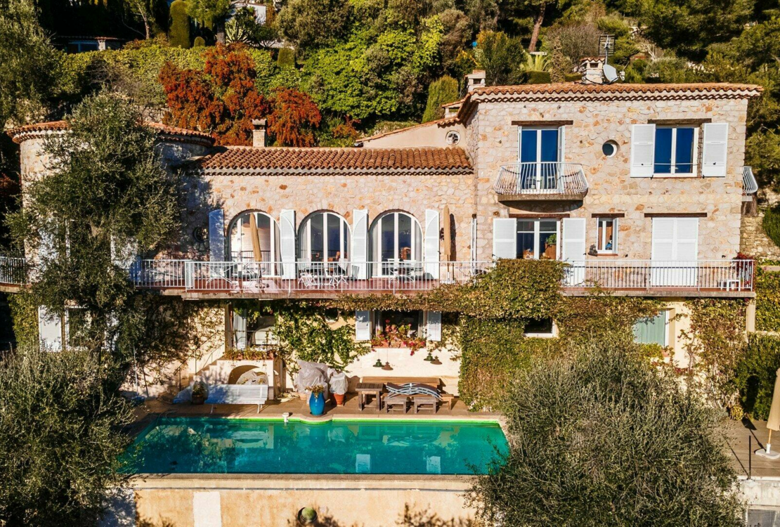 Ferme en pierre surplombant la mer et le village
