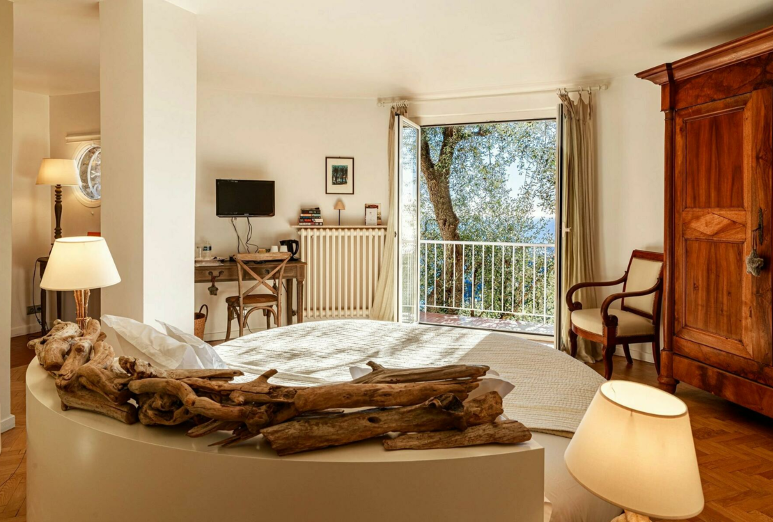 Ferme en pierre surplombant la mer et le village