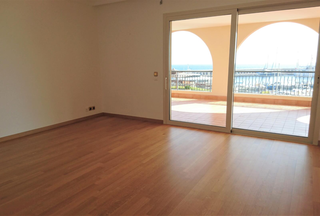 Appartamento ristrutturato con 4 stanze e vista sul mare e spaziosa terrazza