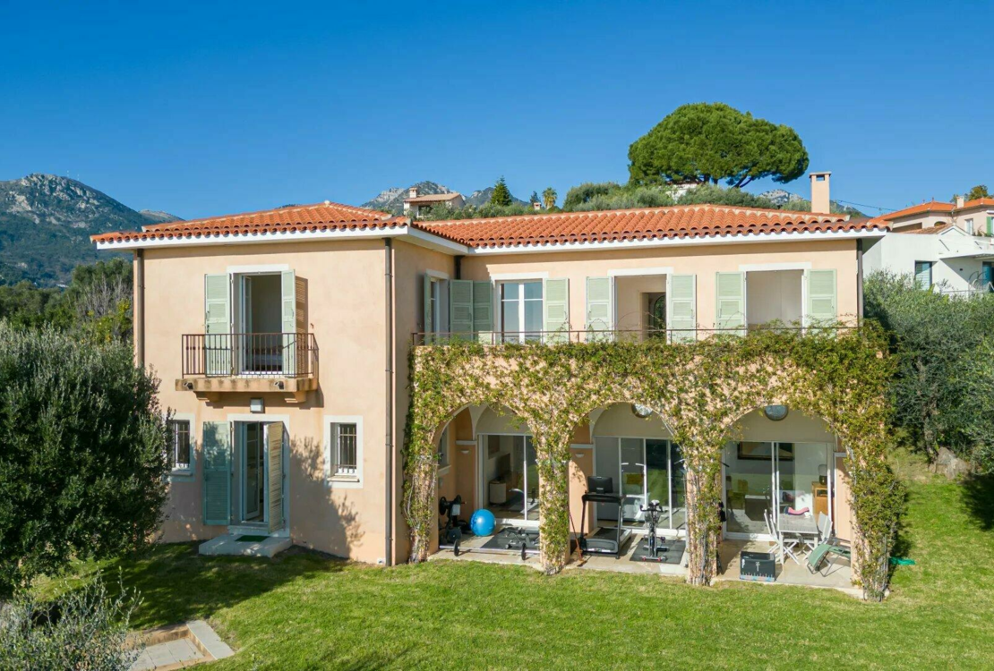 Средиземноморская вилла с панорамным видом в Ментоне