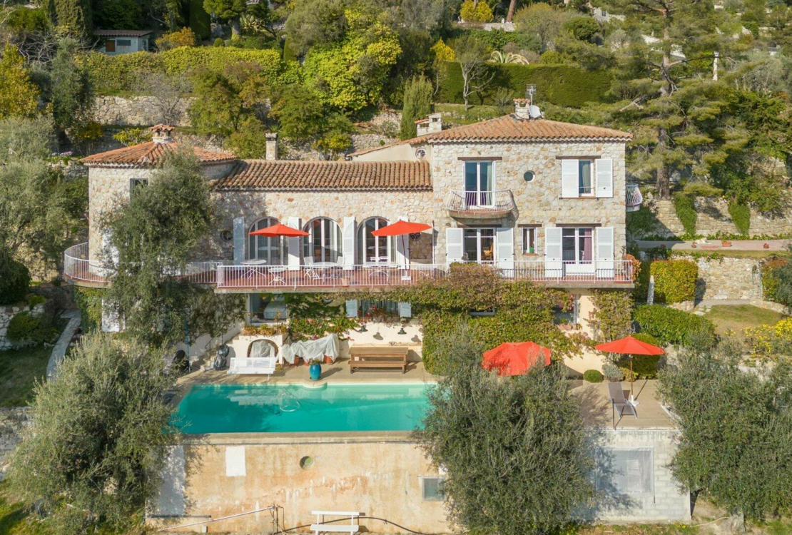 Ferme en pierre surplombant la mer et le village