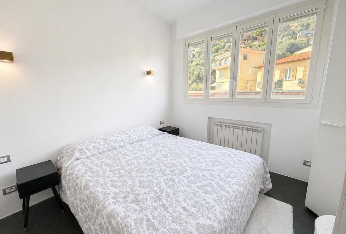 Elegant furnished 2-bedroom apartment with terrace and stunning sea view