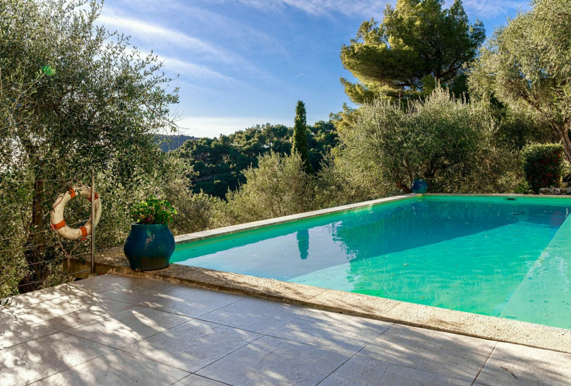 Ferme en pierre surplombant la mer et le village